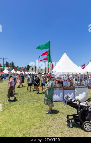 Weihnachtsmarkt im Freien mit Ständen und Fahnen, Narrabeen, Sydney, NSW, Australien 2023 Stockfoto