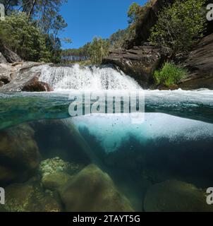 Wilder Fluss Wasserfall geteilter Blick über und unter der Wasseroberfläche, natürliche Landschaft, Spanien, Galicien, Provinz Pontevedra Stockfoto