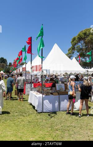 Weihnachtsmarkt im Freien mit Ständen und Fahnen, Narrabeen, Sydney, NSW, Australien 2023 Stockfoto