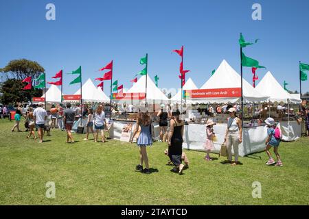 Weihnachtsmarkt im Freien mit Ständen und Fahnen, Narrabeen, Sydney, NSW, Australien 2023 Stockfoto