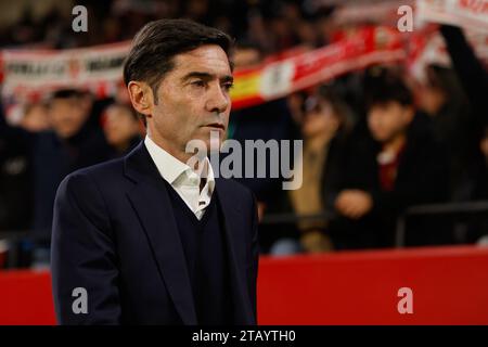 Sevilla, Spanien. Dezember 2023. Cheftrainer Marcelino Garcia von Villarreal, der während des LaLiga-Spiels zwischen Sevilla FC und Villarreal im Estadio Ramon Sanchez Pizjuan in Sevilla gesehen wurde. (Foto: Gonzales Photo/Alamy Live News Stockfoto