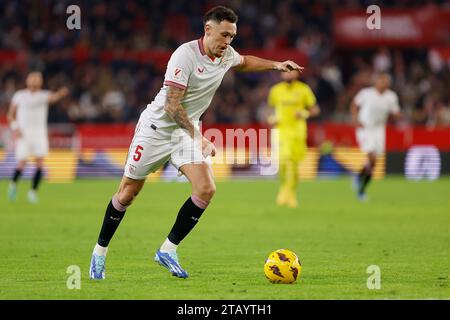 Sevilla, Spanien. Dezember 2023. Lucas Ocampos (5) vom Sevilla FC, der während des LaLiga-Spiels zwischen Sevilla FC und Villarreal im Estadio Ramon Sanchez Pizjuan in Sevilla zu sehen war. (Foto: Gonzales Photo/Alamy Live News Stockfoto