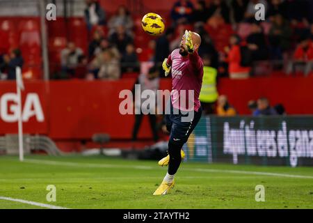 Sevilla, Spanien. Dezember 2023. Torhüter Pepe Reina von Villarreal bereitet sich vor dem LaLiga-Spiel zwischen Sevilla FC und Villarreal im Estadio Ramon Sanchez Pizjuan in Sevilla auf. (Foto: Gonzales Photo/Alamy Live News Stockfoto