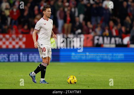 Sevilla, Spanien. Dezember 2023. Ivan Rakitic (10) vom Sevilla FC während des Spiels von Sevilla FC gegen Villarreal im Estadio Ramon Sanchez Pizjuan in Sevilla. (Foto: Gonzales Photo/Alamy Live News Stockfoto