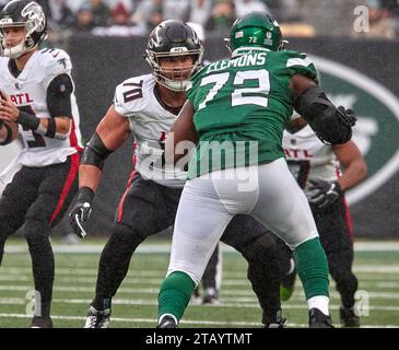 Atlanta Falcons Offensive Tackle Jake Matthews (70) versucht, gegen New York Jets Defensive End Micheal Clemons (72) während eines NFL-Spiels am Sonntag, den 3. Dezember 2023 in East Rutherford, New Jersey, zu blockieren. Duncan Williams/CSM (Bild: © Duncan Williams/Cal Sport Media) Stockfoto