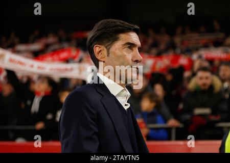 Sevilla, Spanien. Dezember 2023. Cheftrainer Marcelino Garcia von Villarreal, der während des LaLiga-Spiels zwischen Sevilla FC und Villarreal im Estadio Ramon Sanchez Pizjuan in Sevilla gesehen wurde. (Foto: Gonzales Photo/Alamy Live News Stockfoto