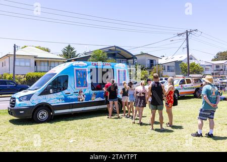 Ice Cream van Sydney Australia Menschen stehen an einem heißen Dezembertag im Jahr 2023 in Australien an, um ein Eis zu kaufen Stockfoto