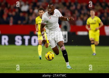 Sevilla, Spanien. Dezember 2023. Dodi Lukebakio (11) vom Sevilla FC während des LaLiga-Spiels zwischen Sevilla FC und Villarreal im Estadio Ramon Sanchez Pizjuan in Sevilla. (Foto: Gonzales Photo/Alamy Live News Stockfoto