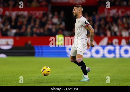 Sevilla, Spanien. Dezember 2023. Nemanja Gudelj vom Sevilla FC wurde während des Spiels zwischen Sevilla FC und Villarreal im Estadio Ramon Sanchez Pizjuan in Sevilla gesehen. (Foto: Gonzales Photo/Alamy Live News Stockfoto