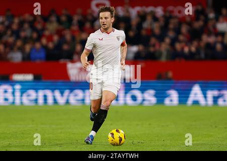 Sevilla, Spanien. Dezember 2023. Ivan Rakitic (10) vom Sevilla FC während des Spiels von Sevilla FC gegen Villarreal im Estadio Ramon Sanchez Pizjuan in Sevilla. (Foto: Gonzales Photo/Alamy Live News Stockfoto