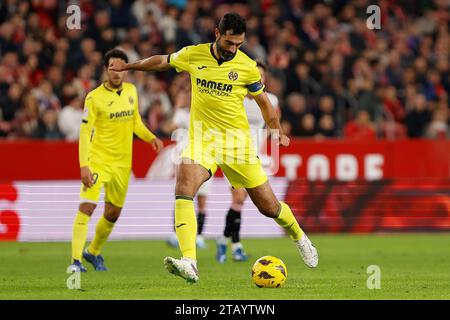 Sevilla, Spanien. Dezember 2023. Raul Albiol (3) von Villarreal, das während des LaLiga-Spiels zwischen Sevilla FC und Villarreal im Estadio Ramon Sanchez Pizjuan in Sevilla zu sehen war. (Foto: Gonzales Photo/Alamy Live News Stockfoto