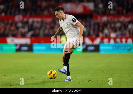 Sevilla, Spanien. Dezember 2023. Lucas Ocampos (5) vom Sevilla FC, der während des LaLiga-Spiels zwischen Sevilla FC und Villarreal im Estadio Ramon Sanchez Pizjuan in Sevilla zu sehen war. (Foto: Gonzales Photo/Alamy Live News Stockfoto