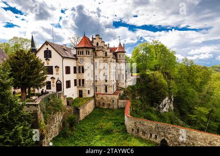 Schloss Lichtenstein in Baden-Württemberg. Malerisches Panorama der alten Burg auf einer Klippe Stockfoto