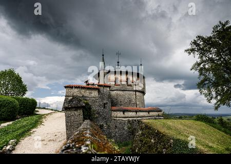 Schloss Lichtenstein in Baden-Württemberg. Malerisches Panorama der alten Burg auf einer Klippe Stockfoto