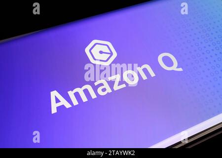 Amazon Q AI-Logo auf dem Smartphone-Bildschirm. Neuer generativer KI-Assistent, KI-Chatbot für Unternehmen. Stafford, Großbritannien, 3. Dezember 2023 Stockfoto