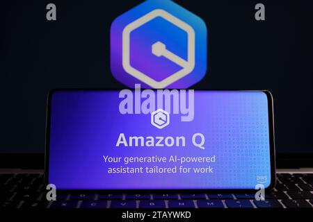 Amazon Q AI-Logo auf dem Smartphone-Bildschirm. Neuer generativer KI-Assistent, KI-Chatbot für Unternehmen. Stafford, Großbritannien, 3. Dezember 2023 Stockfoto