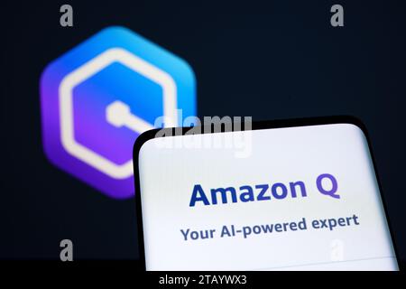 Amazon Q AI-Logo auf dem Smartphone-Bildschirm. Neuer generativer KI-Assistent, KI-Chatbot für Unternehmen. Stafford, Großbritannien, 3. Dezember 2023 Stockfoto
