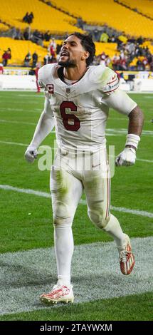 Pittsburgh, Usa. Dezember 2023. James Conner (6) rennt nach dem Sieg 24-10 gegen die Pittsburgh Steelers im Acrisure Stadium am Sonntag, den 3. Dezember 2023 in Pittsburgh vom Feld. Foto: Archie Carpenter/UPI Credit: UPI/Alamy Live News Stockfoto