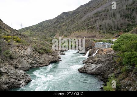 Roadtrip zur Südinsel Neuseelands. Kawarau Gorge und Brücke mit dem weltberühmten Bungy Jump. Auf dem Bild ist DAS BRÜLLENDE MEG HYDRO SCHEME, Kawarau Schlucht Stockfoto