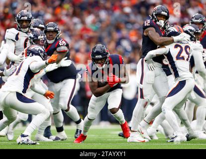 3. Dezember 2023: Texans Running Back Devin Singletary (26) trägt den Ball während eines NFL-Spiels zwischen den Texans und den Broncos am 3. Dezember 2023 in Houston. Die Texaner haben mit 22:17. (Kreditbild: © Scott Coleman/ZUMA Press Wire) NUR REDAKTIONELLE VERWENDUNG! Nicht für kommerzielle ZWECKE! Stockfoto