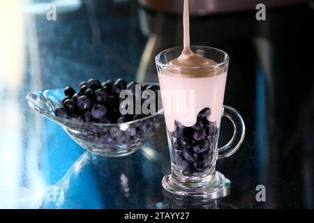 Nahaufnahme von Fruchtjoghurt und Getreide auf weißem Hintergrund. Hochwertige Fotos Stockfoto