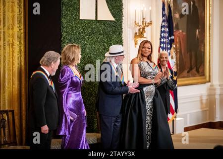 Washington, Usa. Dezember 2023. Königin Latifah wird von ihren Kollegen 2023 Kennedy Center Honorees nach ihrer Einführung beim Empfang des Weißen Hauses begrüßt. Die Preisträger werden für ihre karrierefreien Beiträge zur amerikanischen Kultur ausgewählt. Die 46. Klasse der Preisträger umfasst Billy Crystal, Renée Fleming, Barry Gibbons, Queen Latifah und Dionne Warwick. (Foto: Allison Bailey/NurPhoto) Credit: NurPhoto SRL/Alamy Live News Stockfoto