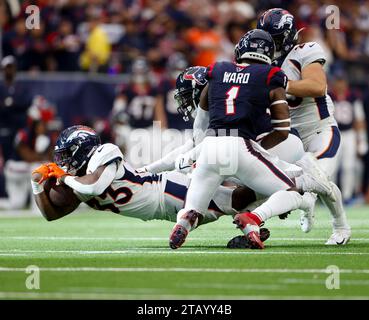 3. Dezember 2023: Broncos Running Back Javonte Williams (33) taucht nach vorne und holt sich einen ersten Down während eines NFL-Spiels zwischen den Texans und den Broncos am 3. Dezember 2023 in Houston. Die Texaner haben mit 22:17. (Kreditbild: © Scott Coleman/ZUMA Press Wire) NUR REDAKTIONELLE VERWENDUNG! Nicht für kommerzielle ZWECKE! Stockfoto