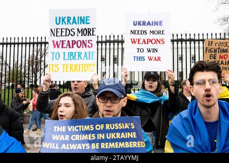 Washington, Usa. Dezember 2023. Menschen, die vor dem Weißen Haus Schilder für Hilfe für die Ukraine halten. (Foto: Michael Brochstein/SIPA USA) Credit: SIPA USA/Alamy Live News Stockfoto