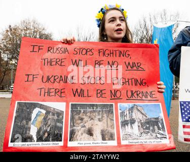 Washington, Usa. Dezember 2023. Menschen, die vor dem Weißen Haus Schilder für Hilfe für die Ukraine halten. (Foto: Michael Brochstein/SIPA USA) Credit: SIPA USA/Alamy Live News Stockfoto