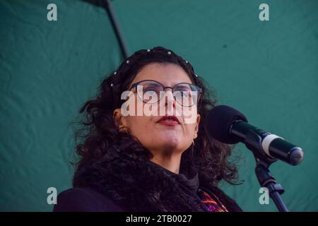 London, Großbritannien. Dezember 2023. Layla Moran, Abgeordnete der Liberaldemokraten für Oxford West und Abingdon, hält bei einer Mahnwache in Whitehall eine Rede für die Opfer, die auf allen Seiten während des Israel-Hamas-Krieges verloren wurden, und für den Frieden. Quelle: Vuk Valcic/Alamy Live News Stockfoto