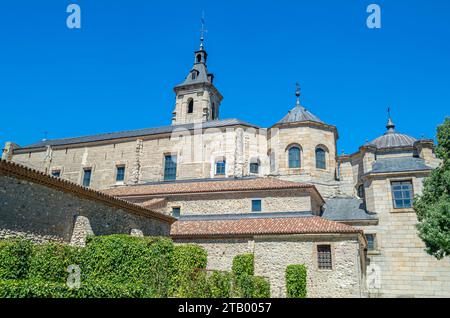 Das Kloster El Paular in Rascafria, in der Sierra de Guadarrama, Gemeinde Madrid, Spanien, wurde 1390 im gotischen Stil errichtet Stockfoto