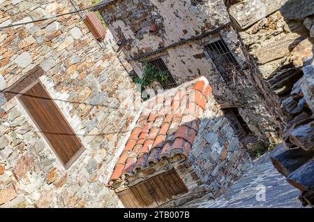 Typische Architektur in der Stadt Patones de Arriba, Spanien, eines der repräsentativsten Beispiele der sogenannten schwarzen Architektur (verwendet Schiefer als t Stockfoto