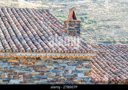 Typische Architektur in der Stadt Patones de Arriba, Spanien, eines der repräsentativsten Beispiele der sogenannten schwarzen Architektur (verwendet Schiefer als t Stockfoto