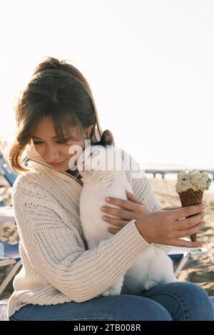Eine junge Frau mit ihrer Katze Stockfoto