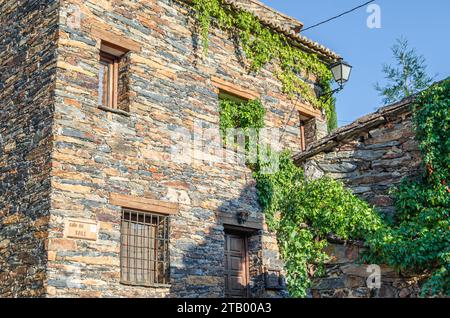 Typische Architektur in der Stadt Patones de Arriba, Spanien, eines der repräsentativsten Beispiele der sogenannten schwarzen Architektur (verwendet Schiefer als t Stockfoto