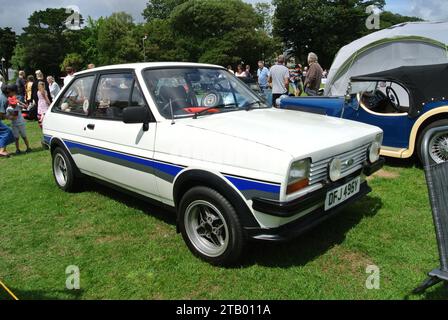 Ein Ford Fiesta MK 1 aus dem Jahr 1982, der auf der englischen Riviera Oldtimer-Show in Paignton, Devon, England, Großbritannien, ausgestellt wurde. Stockfoto