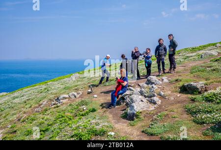 Blick auf die Klippen von Skomer, einer Insel vor der Küste von Pembrokeshire, in der Nähe von Marloes und St Brides in Westwales, bekannt für ihre Tierwelt Stockfoto