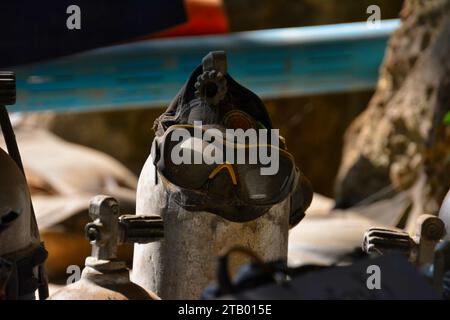 Die Tham-Luang-Höhle in der Provinz Chiang Rai nach einigen Jahren, noch vorhandene Tauchausrüstung und Wasserpumpen aus der Rettungsaktion von 2018 Stockfoto