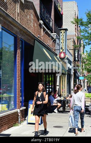 Chicago, Illinois, USA. Trendige Unternehmen und Restaurants säumen eine Straße in der Lakeview-Gemeinde der Stadt, nicht weit vom berühmten Wrigley Field in einem sm entfernt Stockfoto