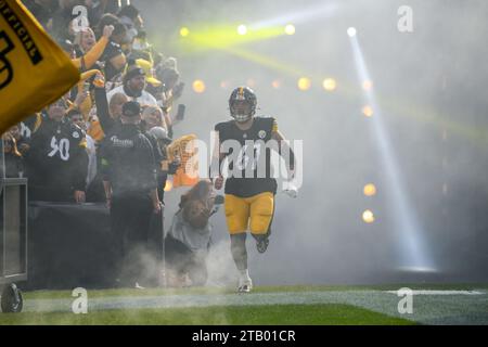 Pittsburgh, Pennsylvania, USA. Dezember 2023. 3. Dezember 2023 Mason Cole (61) während des Teameintritts bei Arizona Cardinals vs. Pittsburgh Steelers in Pittsburgh, PA. Jake Mysliwczyk/AMG Media (Kreditbild: © Jake Mysliwczyk/BMR via ZUMA Press Wire) NUR ZUR REDAKTIONELLEN VERWENDUNG! Nicht für kommerzielle ZWECKE! Stockfoto