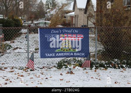 Im Winter mit Schnee in des Plaines, Illinois, wird die amerikanische Flagge am Zaun zurückgezogen Stockfoto