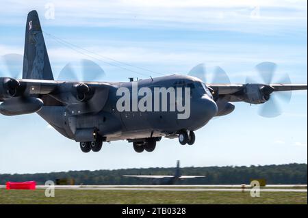 Ein Flugzeug der polnischen Luftwaffe C-130J vom 33. Luftwaffenstützpunkt Polen landet nach einem Flug in einer Dreiflugzeugformation mit einem C-130H Hercules Flugzeug vom 182. Luftbrücke, Illinois Air National Guard. und ein C-130J Super Hercules-Flugzeug der 37. Luftbrücke, Ramstein Air Base, Deutschland, aus der 33. Luftwaffenbasis, Polen während der Rotation des Luftwaffenkommandos vom 23. bis 4. September 2023. ADR bietet den USA ein Umfeld, in dem sie schnell einnehmende und integrierte Kräfte gemeinsam mit unseren Verbündeten und Partnern ausüben können. ADR ist eine bilaterale Trainingsübung nach dem Muster der polnischen Luftwaffe Stockfoto