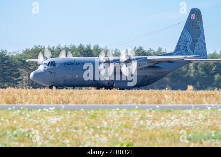 Ein Flugzeug der polnischen Luftwaffe C-130J vom 33. Luftwaffenstützpunkt Polen fährt auf der Landebahn, nachdem es in einer Dreiflugzeugformation mit einem C-130H Hercules Flugzeug vom 182. Luftbrücke der Illinois Air National Guard geflogen ist. und ein C-130J Super Hercules-Flugzeug der 37. Luftbrücke, Ramstein Air Base, Deutschland, aus der 33. Luftwaffenbasis, Polen während der Rotation des Luftwaffenkommandos vom 23. bis 4. September 2023. Übungen wie ADR zeigen, dass die Vereinigten Staaten in der Lage sind, mit NATO-Verbündeten und -Partnern zusammenzuarbeiten, um Bedrohungen abzuschrecken und Frieden und Stabilität in ganz Europa zu unterstützen. AdR ist eine bilaterale Schulungs-EXE Stockfoto