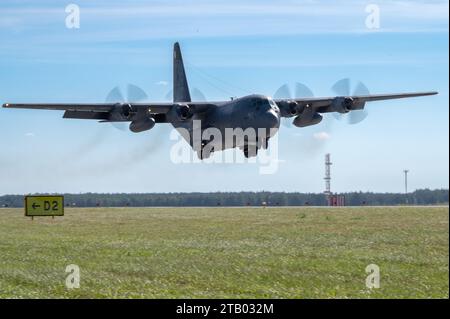 Ein Flugzeug der polnischen Luftwaffe C-130J vom 33. Luftwaffenstützpunkt Polen landet nach einem Flug in einer Dreiflugzeugformation mit einem C-130H Hercules Flugzeug vom 182. Luftbrücke, Illinois Air National Guard. und ein C-130J Super Hercules-Flugzeug der 37. Luftbrücke, Ramstein Air Base, Deutschland, aus der 33. Luftwaffenbasis, Polen während der Rotation des Luftwaffenkommandos vom 23. bis 4. September 2023. ADR bietet den USA ein Umfeld, in dem sie schnell einnehmende und integrierte Kräfte gemeinsam mit unseren Verbündeten und Partnern ausüben können. ADR ist eine bilaterale Trainingsübung nach dem Muster der polnischen Luftwaffe Stockfoto