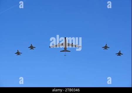 Ein Stratotanker der US Air Force KC-135 vom 161st Air Betanking Wing und vier F16 Fighting Falcons der US Air Force vom 162nd Fighter Wing führen während des Aufeinandertreffens der Arizona National Guard 2023 im Sloan Park, Mesa, Ariz., am 3. Dezember 2023 einen Überflug durch. Mehr als 3.200 Bürgersoldaten und Flieger versammelten sich stolz vor Gouverneur Hobbs und Generalmajor Kerry L. Muehlenbeck, Adjutant General von Arizona und Direktor des Arizona Department of Emergency and Military Affairs, während ihre Familienmitglieder und Anhänger der Gemeinde zuschauten. (Foto der U.S. Air National Guard von Tech. Herr Jayson Burns) Stockfoto