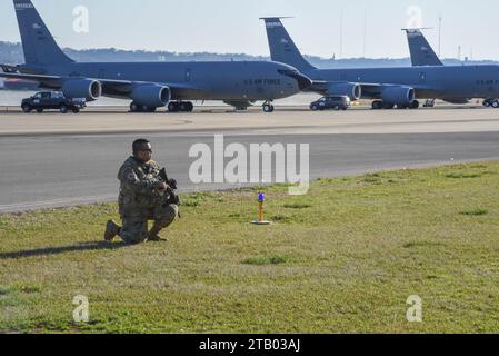 Mitglieder der US Air National Guard Security Forces bewachen KC-135R Stratotanker auf der Sumpter Smith Joint National Guard Base, Alabama, 6. März 2021. (Foto der U.S. Air National Guard von Airman 1st Class Nicholas Faddis) Stockfoto