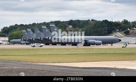 Die KC-135 Stratotanker des 117th Air Betanking Wing, gesehen von einem CH-47 Chinook, der zur Bravo Company gehört, einer 1-169th Aviation, Alabama Army National Guard, am 12. Oktober 2023 auf der Sumpter Smith Joint National Guard Base in Alabama. Die Mitglieder der 1-169 AVN der Armee-Nationalgarde bieten manchmal Chinook-Flüge zu den Flugzeugen der 117 ARW an, um ihren Soldaten zu üben, Passagiere an Bord zu haben, und für Flugleute in nicht-Luftfahrtrollen eine Flugmöglichkeit zu bieten; beide Einheiten können die gemeinsame Umgebung, in der sie arbeiten, optimal nutzen. (Foto der U.S. Air National Guard von Staff Sgt. Shel Stockfoto