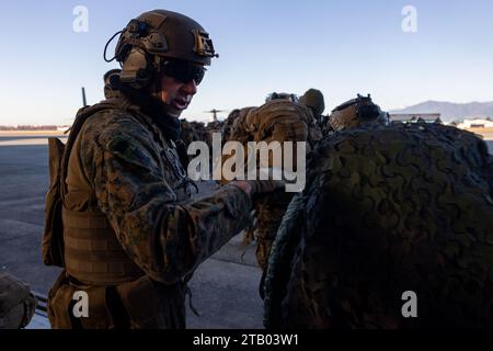 U.S. Marine Corps 1. Sgt. James Case, Kompanie erster Sergeant, Fox Kompanie, 2. Bataillon, 2. Marines, zählt Marines, die sich auf einen CH-53E Super Hengst vorbereiten, der der Marine Heavy Helicopter Squadron (HMH) 466 während der Stand-in Force Übung 24 auf der Marineflugstation Atsugi, Japan, am 2. Dezember 2023 zugeteilt wurde. SIFEX 24 ist eine Übung auf Abteilungsebene, an der alle Elemente der Marine Air-Ground Task Force beteiligt sind, die sich auf die Stärkung des Bewusstseins für mehrere Bereiche, Manöver und Brände in einer verteilten maritimen Umwelt konzentriert. 2/2 wird im Indo-Pazifik unter dem 4. Marine-Regime eingesetzt Stockfoto