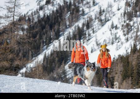 Ein Paar genießt im Winter einen Tag im Freien auf einem verschneiten Berg Stockfoto