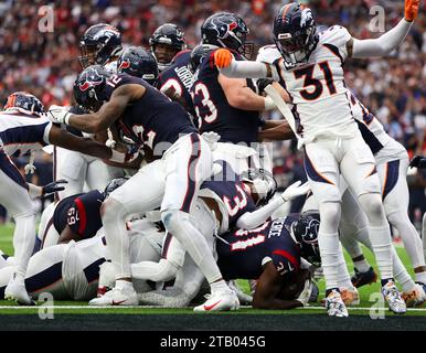 3. Dezember 2023: Der Texans Wide Receiver Tank Dell (3) leidet an einer Fibula, als Houston Running Back Dameon Pierce (31) bei einem 3-Yard-Touchdown-Carry-Spiel zwischen den Texans und den Broncos am 3. Dezember 2023 in Houston erzielte. Die Texaner haben mit 22:17. (Kreditbild: © Scott Coleman/ZUMA Press Wire) NUR REDAKTIONELLE VERWENDUNG! Nicht für kommerzielle ZWECKE! Stockfoto